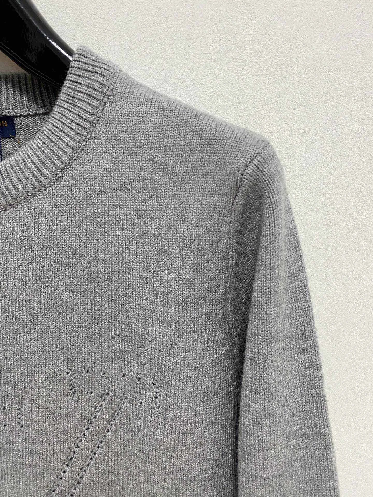 🅿️440 [LV Louis Vuitton] Autumn and winter classic lapel sweater, in full condition! ! ! Wool blended fabric, the latest model in 2025, golden ratio! ! Slim-fitting soft gold, versatile and practical item, the combination and practicality are extremely powerful, simple and elegant, and classy! To create your own style, it is highly recommended to buy it in two colors. The standard slim fit tailoring process is suitable for both young and old men. It is knitted from wool and will not cause any discomfort! While keeping warm, it is stylish, textured and wearable, and the classic logo with contrasting colors on the chest feels in place! ! Recommended for regular customers! ! Size M-3XL (maximum wear: 190 pounds)